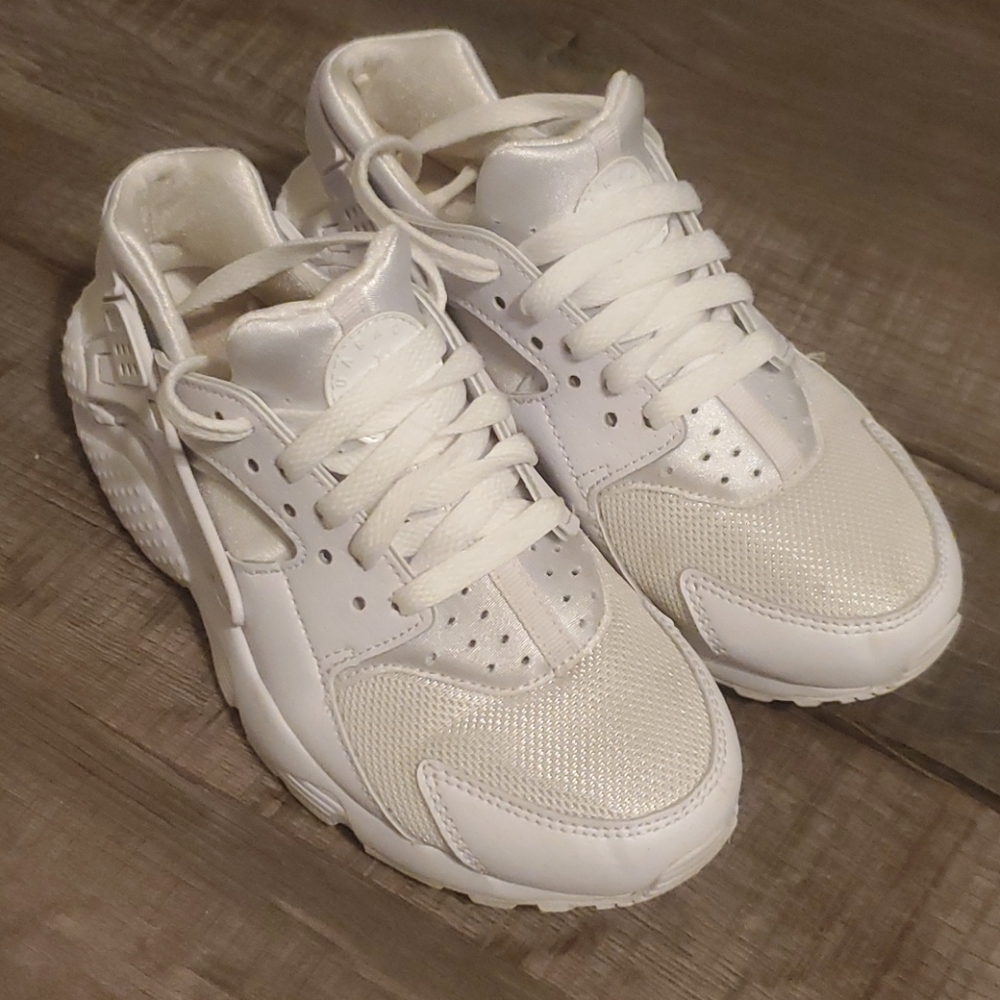 Nike Huarache 4y white shoes